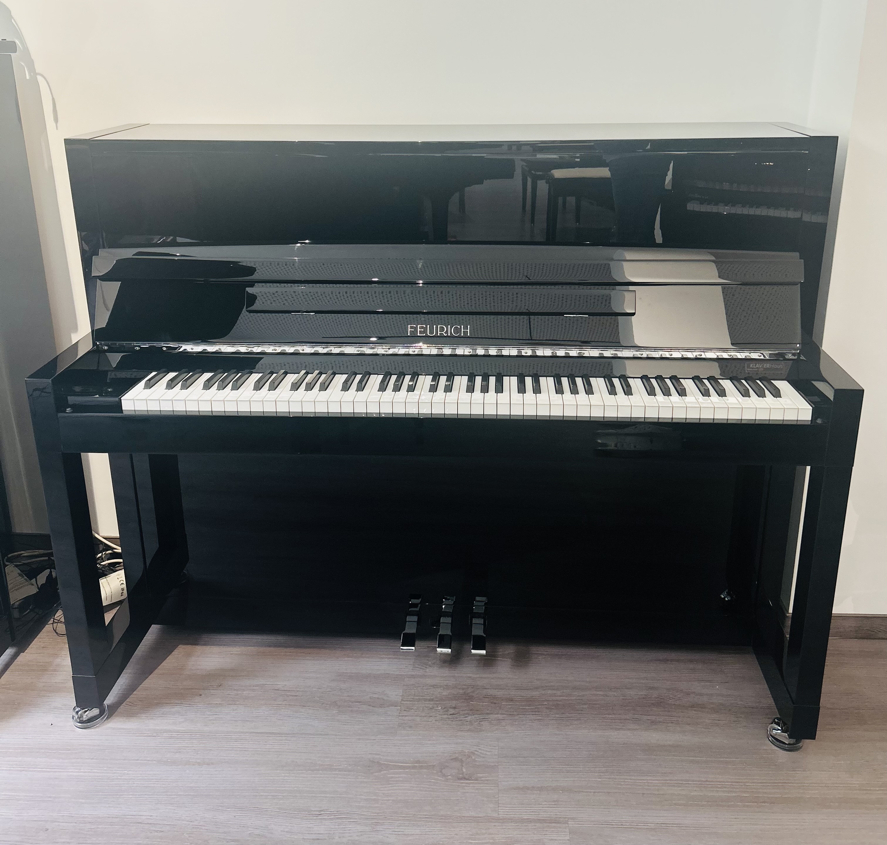 Feurich 115 Premiere Klavier