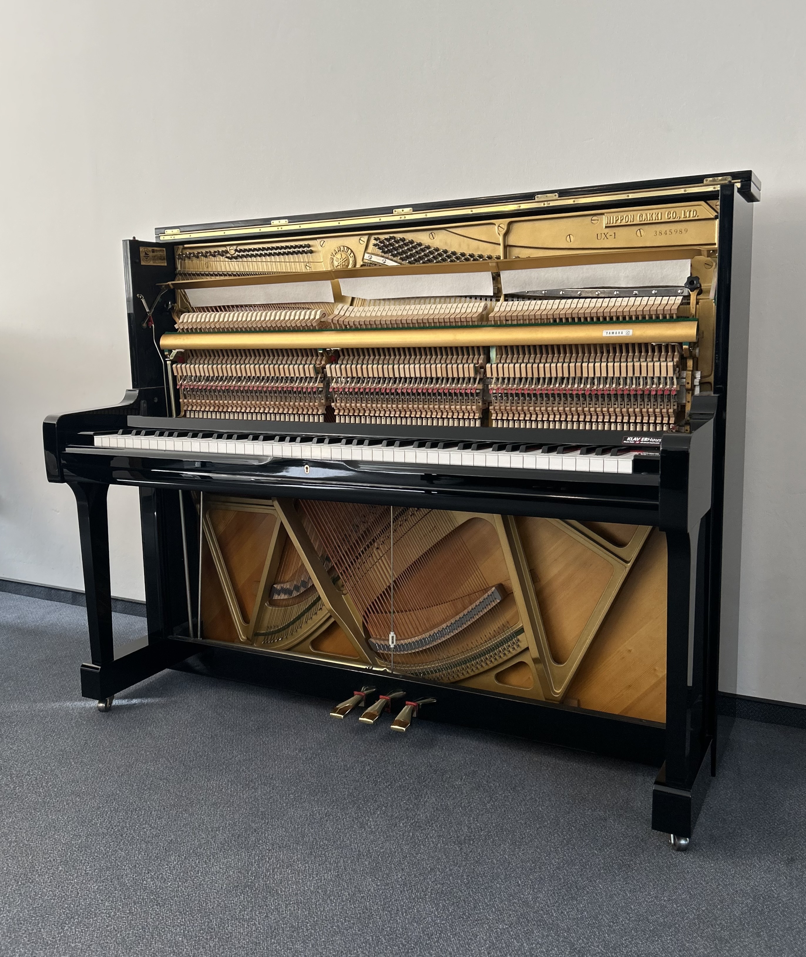 Yamaha UX1 Klavier