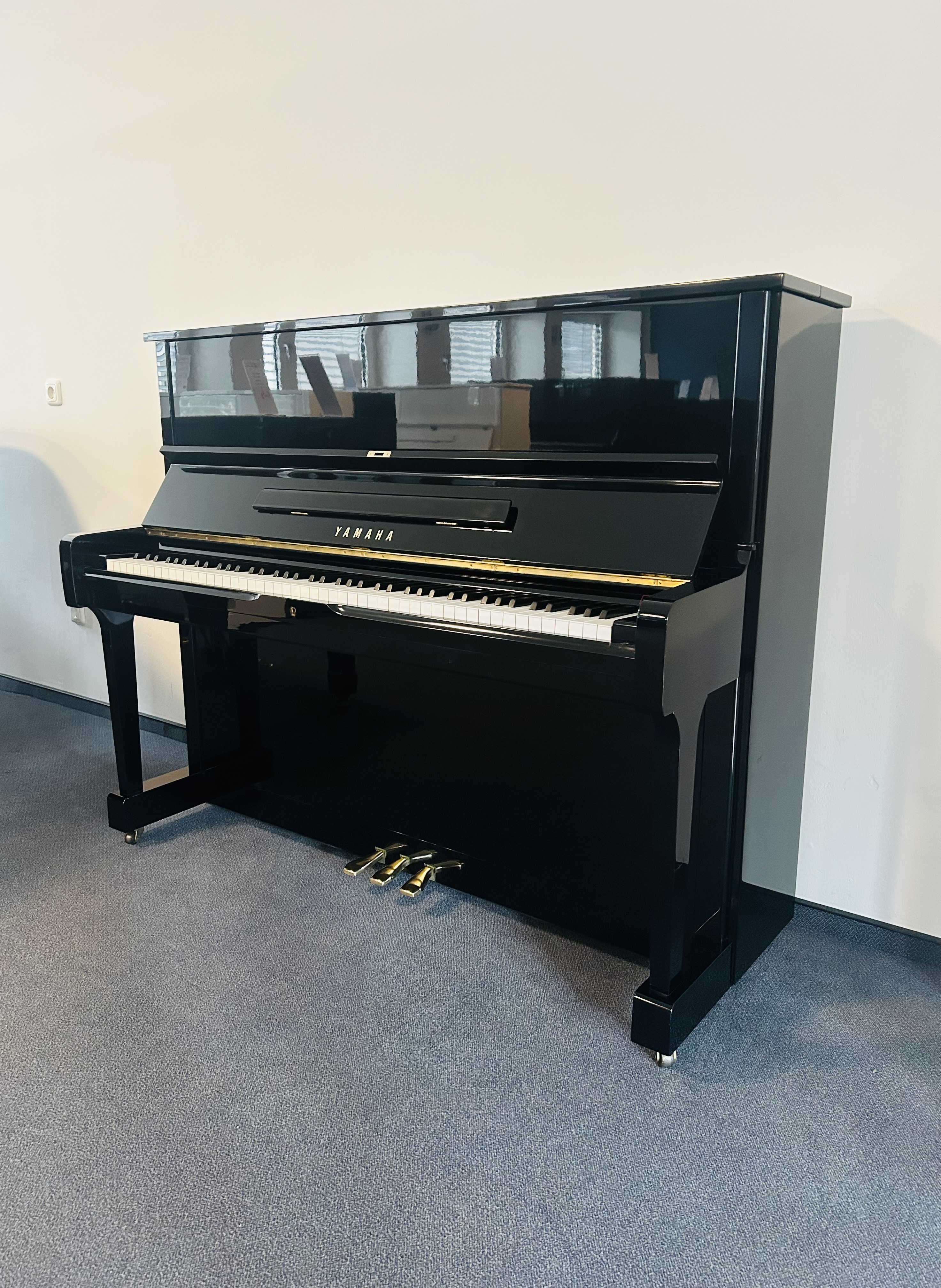 Yamaha U1M Klavier