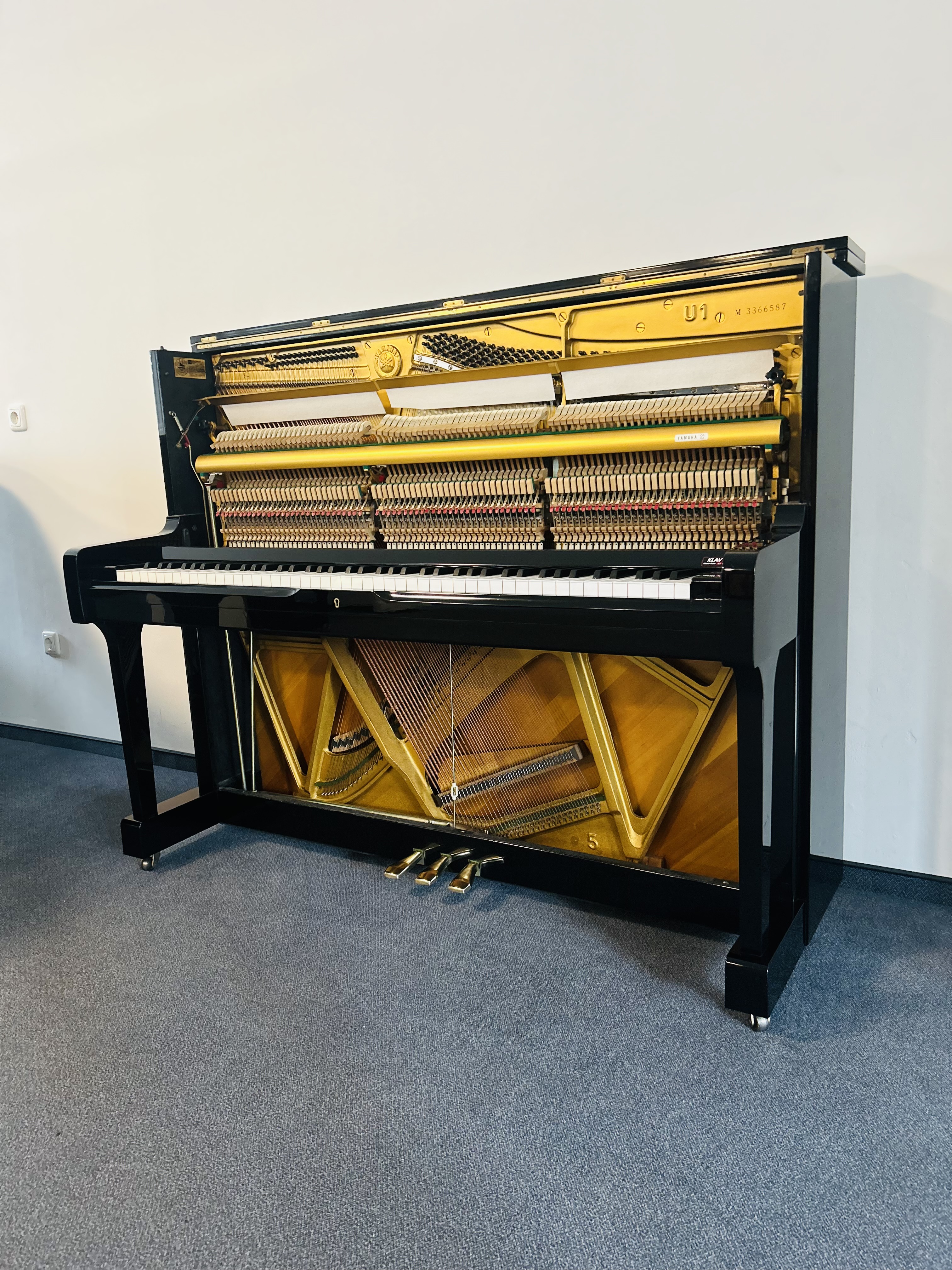 Yamaha U1M Klavier