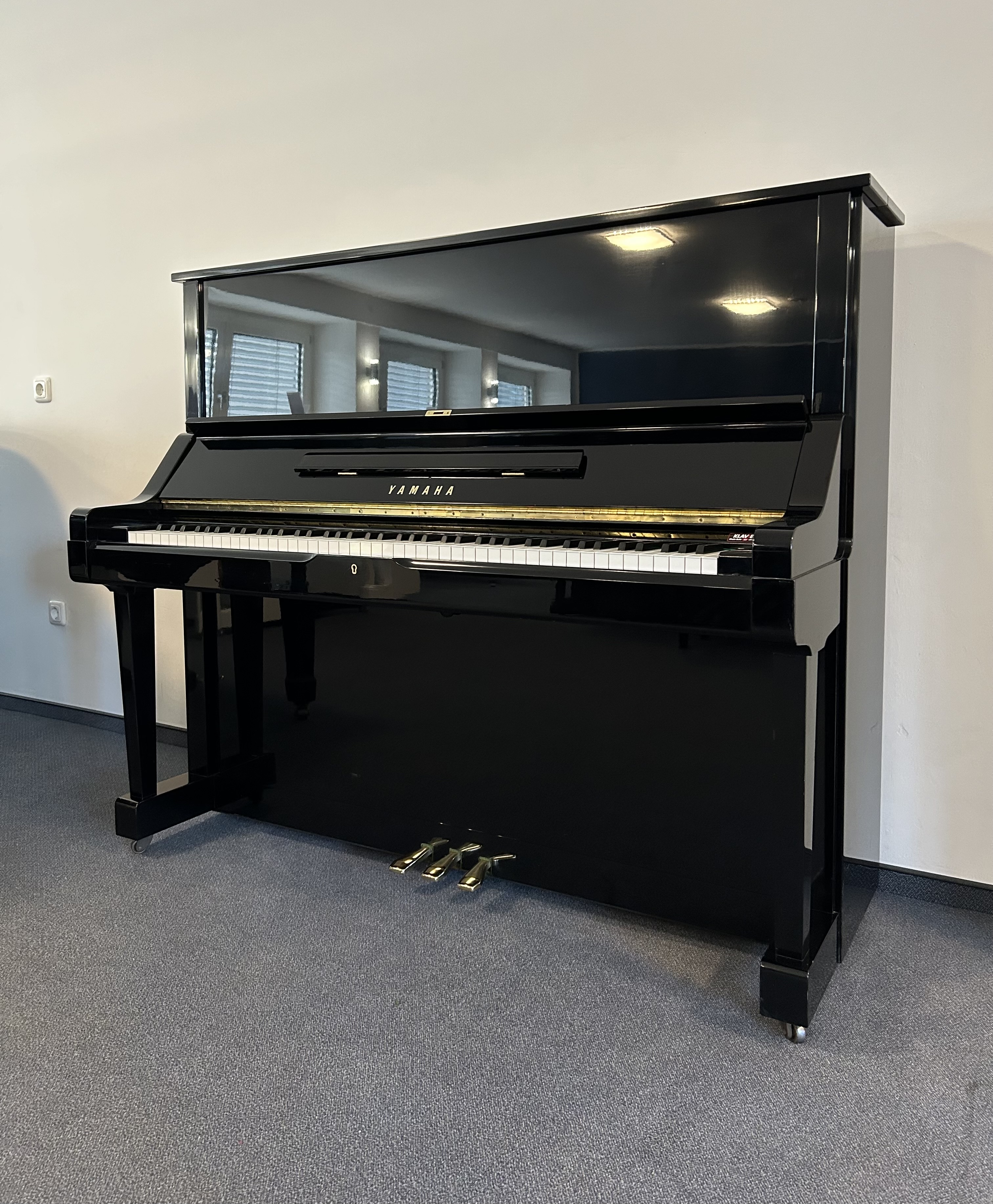 Yamaha UX Klavier